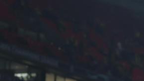 Luka Modric celebra con la afición levantando la UEFA Champions League.