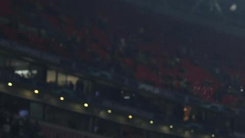 Luka Modric celebra con la afición levantando la UEFA Champions League.