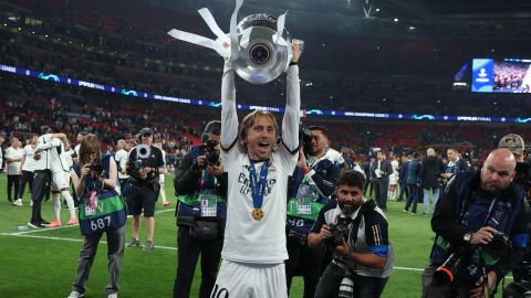 Luka Modric celebra con la afición levantando la UEFA Champions League.