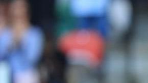 Cristiano Ronaldo comparte con la niña durante la salida de los equipos.