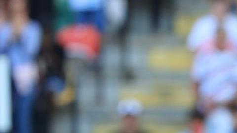 Cristiano Ronaldo comparte con la niña durante la salida de los equipos.