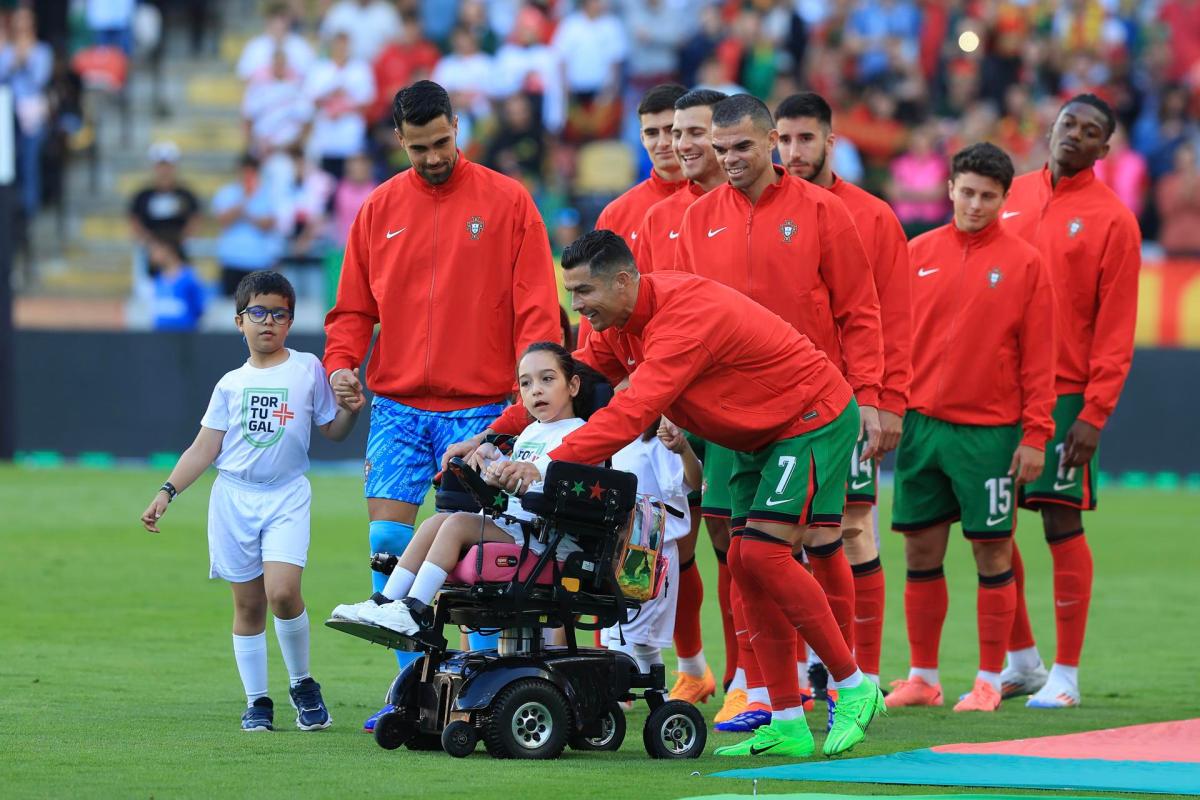 Cristiano Ronaldo y su hermoso gesto con una niña discapacitada antes del amistoso ante Irlanda [Video]