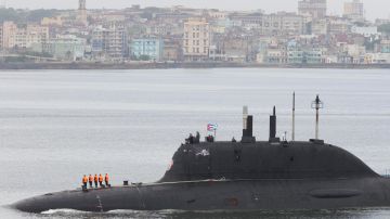 Se observa un submarino perteneciente a la flotilla de la Marina de Guerra de Rusia este miércoles, en La Habana, Cuba.