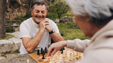 Jugar ajedrez es una excelente manera de mantener agilidad mental y un cerebro saludable.