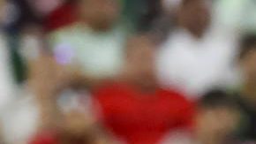 Demarai Gray, de Jamaica, disputa un balón con el mexicano Edson Alvarez.