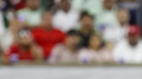 Demarai Gray, de Jamaica, disputa un balón con el mexicano Edson Alvarez.