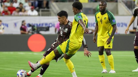 Demarai Gray, de Jamaica, disputa un balón con el mexicano Edson Alvarez.
