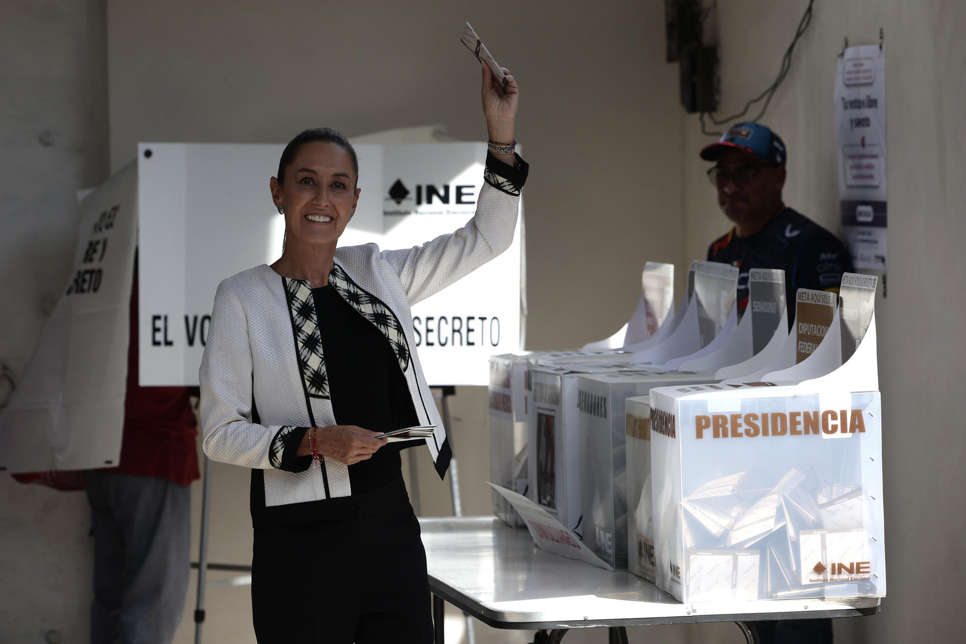 Claudia Sheinbaum llega a su casilla en Tlalpan para votar en las
