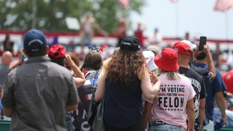 Seguidores del expresidente Donald Trump en un evento de campaña.