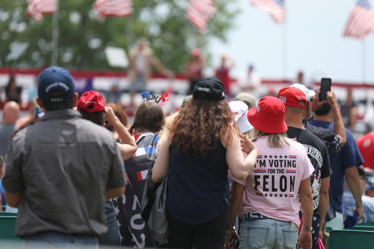 Cubanos en Miami protestan por valla que compara a Trump con Fidel Castro