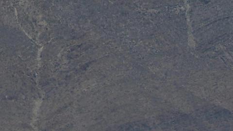 Policías de la Guardia Nacional de Texas dialogan por medio de altavoces con migrantes.