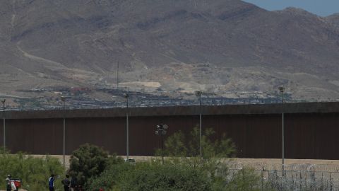 Policías de la Guardia Nacional de Texas dialogan por medio de altavoces con migrantes.