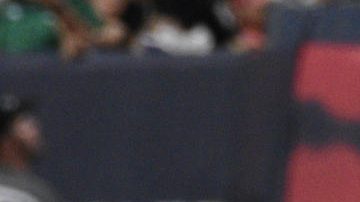 Uriel Antuna (d) de México disputa el balón con Facundo Torres (i) de Uruguay.