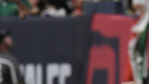 Uriel Antuna (d) de México disputa el balón con Facundo Torres (i) de Uruguay.