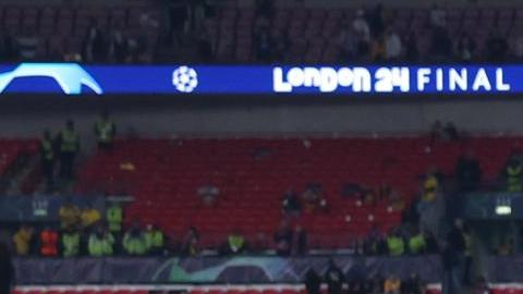Jugadores del Real Madrid celebran el triunfo 2-0 ante Borussia Dortmund que les dio su décima quinta Copa de Europa.