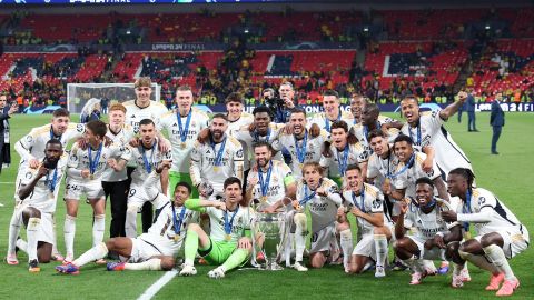 Jugadores del Real Madrid celebran el triunfo 2-0 ante Borussia Dortmund que les dio su décima quinta Copa de Europa.