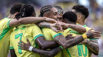 Jugadores de la selección brasileña celebran un gol durante el amistoso entre EEUU y Brasil.