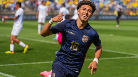 Jeremy Sarmiento de Ecuador celebra un gol ante Honduras este domingo, durante un partido amistoso.