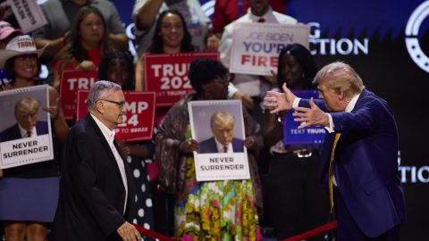 El expresidente Donald Trump (R), va a abrazar al ex sheriff de Arizona Joe Arpaio (L) durante el 'Chase the Vote - A Town Hall' en la Iglesia Dream City en Phoenix, Arizona, EE.UU., 06 de junio de 2024.