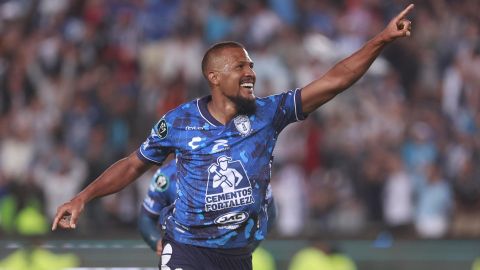 Salomón Rondón celebra su segundo gol con Pachuca ante Columbus Crew.