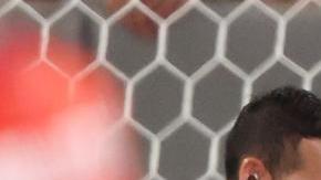 Cuerpo médico atiende a Víctor Dávila tras choque con Dibu Martínez.