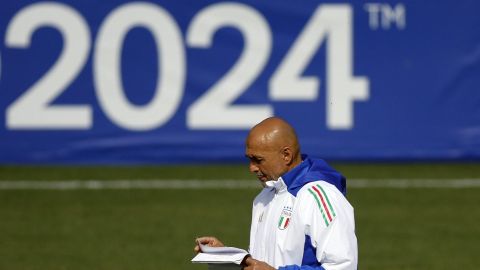 El seleccionador italiano, Luciano Spalletti, durante el entrenamiento de la selección de fútbol de Italia.