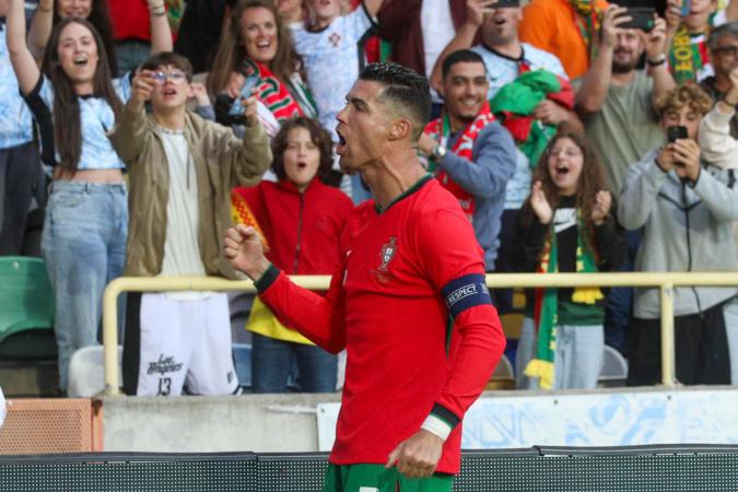 Cristiano Ronaldo celebra el primero de sus dos goles ante Irlanda.