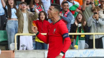 Cristiano Ronaldo celebra el primero de sus dos goles ante Irlanda.