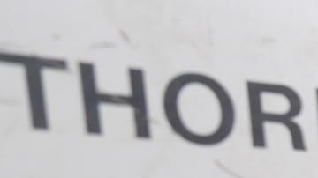 Un migrante espera junto al muro fronterizo, este miércoles en San Ysidro, San Diego (Estados Unidos).