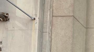 Unas personas entran a un dispensario de cannabis, el 23 de mayo de 2024, en Nueva York.