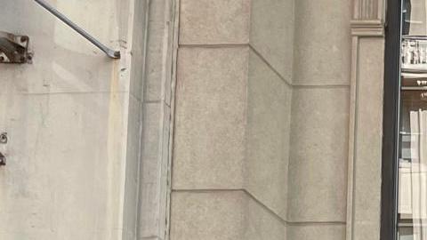 Unas personas entran a un dispensario de cannabis, el 23 de mayo de 2024, en Nueva York.