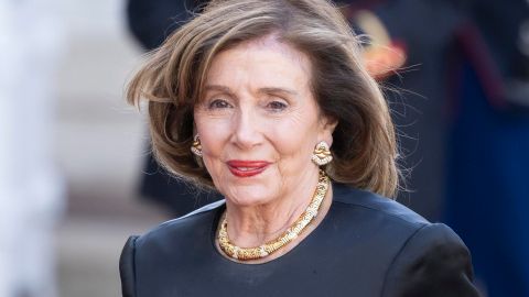 Pelosi junto a la delegación fue filmada llegando este martes al aeropuerto de Kangra, cercano a la residencia del líder espiritual tibetano en la ciudad de Dharamshala.