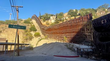 Fotografía que muestra el muro fronterizo que separa Sonora el 6 de Junio de 2024, México (d) de Arizona (EE.UU.).