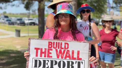 Una mujer sostiene un cartel durante un evento de campaña del expresidente y candidato a la presidencia de los Estados Unidos, Donald Trump, este domingo en Las Vegas (Estados Unidos).