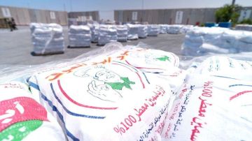 Los sacos de ayuda humanitaria con comida no llegan a las miles de personas desesperadas por alimento.