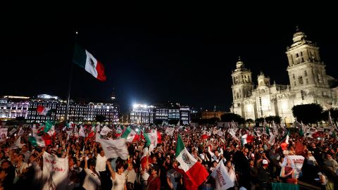 Simpatizantes de la candidata oficialista a la presidencia de México, Claudia Sheinbaum, celebran en el Zócalo tras conocer los primeros resultados en las elecciones.