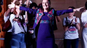 Claudia Sheinbaum, ganadora de la elección, saluda a simpatizantes la madrugada de este lunes en la plancha del Zócalo en la Ciudad de México.