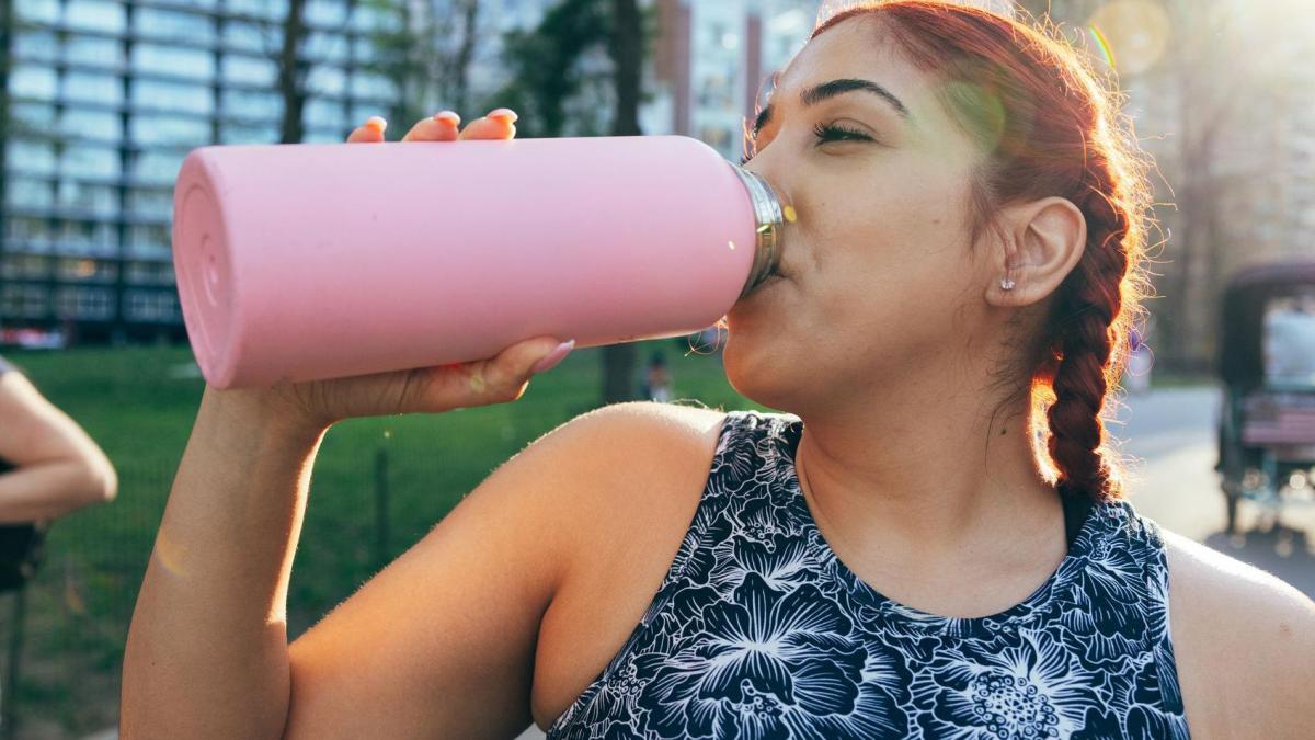 Cómo prevenir la acumulación de microbios en tu botella de agua