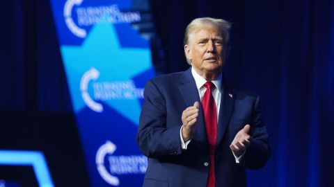 El expresidente Donald J. Trump hace una aparición en la Convención Popular, una reunión de destacados conservadores organizada por el grupo político Turning Point Action, en Detroit, Michigan, EE.UU. 15 de junio de 2024.