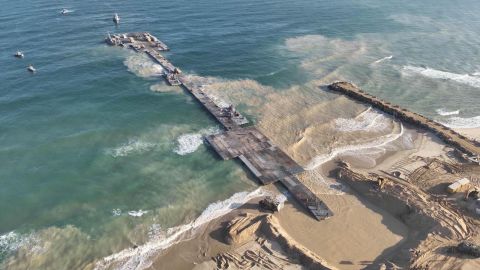 El muelle, que fue bautizado como "Tridente", consta de una plataforma y un pasillo flotantes que se anclan a la playa y permiten desembarcar ayuda humanitaria.