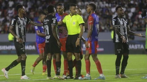 Jugadores reclaman a árbitro. EFE/ Carlos Lemos.