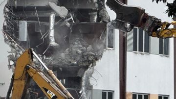 “Pasar por ahí era un suplicio”, demolición de escuela en Parkland trae alivio a las familias