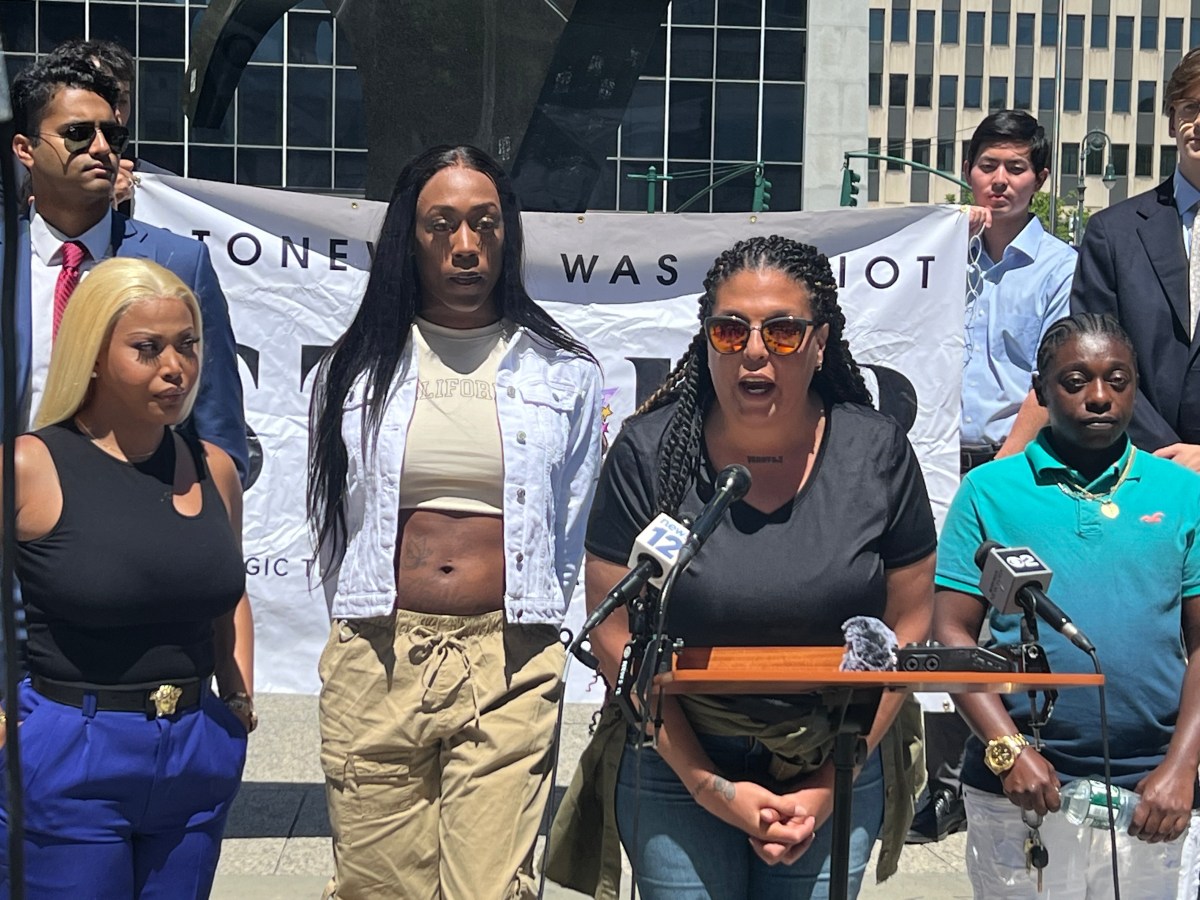 Exigen que se cumpla acuerdo para construir albergues para neoyorquinos transgénero