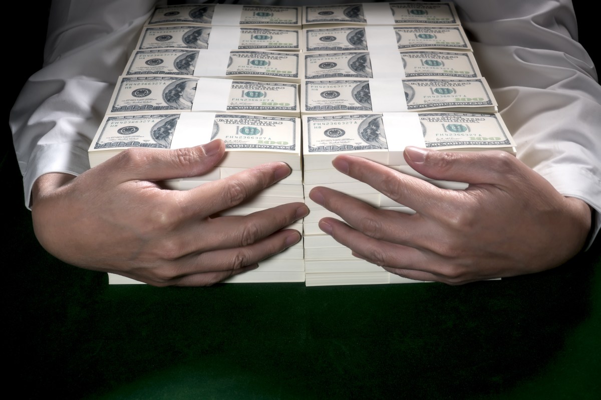 Hombre compra boleto de lotería de último momento y gana $446,000 dólares