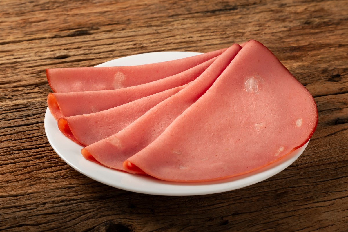 Hombre promete nunca volver a comer mortadela después de ganar $1 millón con un raspadito de lotería