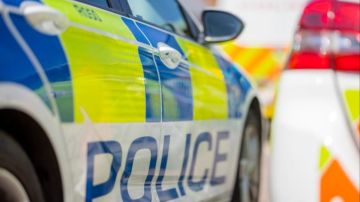 La policía de West Midlands no proporcionó la identidad de los menores de edad, acusados de la muerte de un joven.