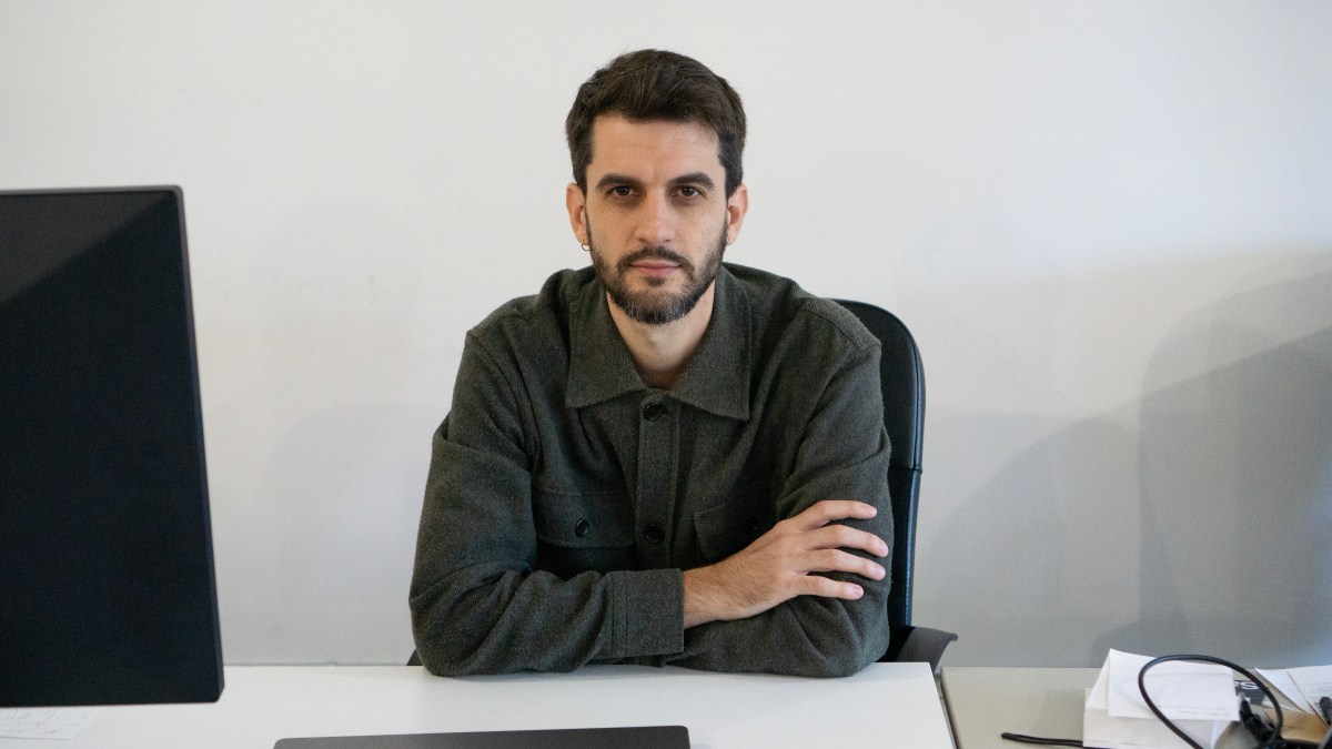 Sergio Sánchez Selva, el diseñador de escenografía que crea el mundo de fantasía de Carrie Bradshaw