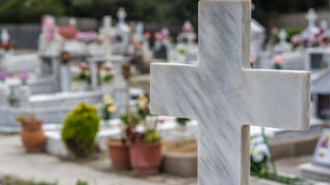 Alquiló una habitación barata en Nueva York y descubrió la razón: había un cementerio al lado