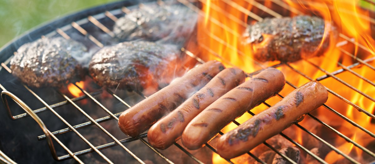 Prepara hot dogs más rápido a la parrilla con este hack