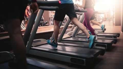 Mujer se ejercitaba en una caminadora, resbaló y murió al caer por la ventana del gimnasio [Video]